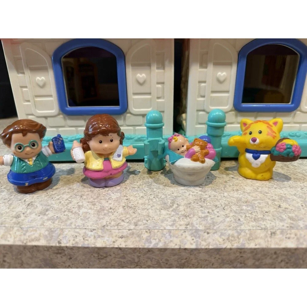 Fisher-Price Little People Surprise & Sounds Home Pink Dollhouse +4 Figures